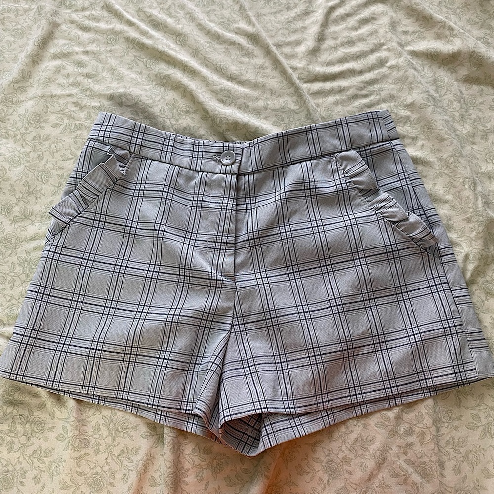 Gray shorts with ruffled pockets